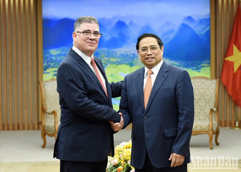 El primer ministro de Vietnam, Pham Minh Chinh, y el ministro del Interior de Cuba, Lázaro Alberto Álvarez Casas. El primer ministro de Vietnam, Pham Minh Chinh, y el ministro del Interior de Cuba, Lázaro Alberto Álvarez Casas.