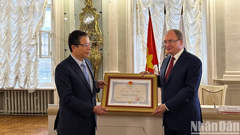 El embajador Dang Minh Khoi entrega la Orden de la Amistad al rector de la Universidad Nacional de San Petersburgo.