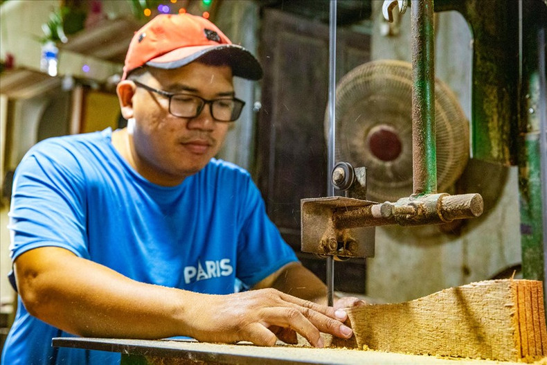 Algunas etapas del aserrado de madera de coco y la separación de diversos productos se realizan a máquina, lo que ayuda a ahorrar mano de obra y aumentar la cantidad. Foto: Revista Vietnam