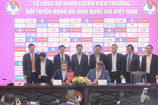 Philippe Troussier es oficialmente entrenador de selección nacional de fútbol de Vietnam (Foto: VNA) Philippe Troussier es oficialmente entrenador de selección nacional de fútbol de Vietnam (Foto: VNA)