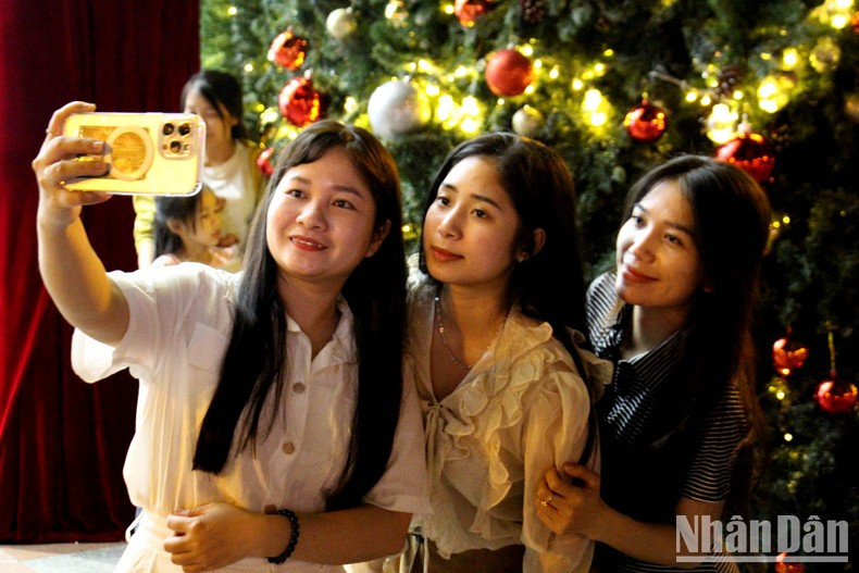 Un grupo de jóvenes aprovechan el tiempo libre para tomar fotos de los adornos de la Navidad. Un grupo de jóvenes aprovechan el tiempo libre para tomar fotos de los adornos de la Navidad.