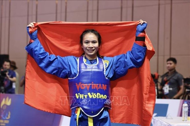 La atleta Le Thi Hien iza la bandera nacional después de ganar la primera medalla de oro para Vovinam de Vietnam en los SEA Games 32 (Fuente: VNA) La atleta Le Thi Hien iza la bandera nacional después de ganar la primera medalla de oro para Vovinam de Vietnam en los SEA Games 32 (Fuente: VNA)
