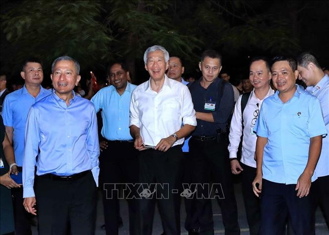 El primer ministro de Singapur, Lee Hsien Loong, en la zona peatonal alrededor del lago Hoan Kiem. El primer ministro de Singapur, Lee Hsien Loong, en la zona peatonal alrededor del lago Hoan Kiem.