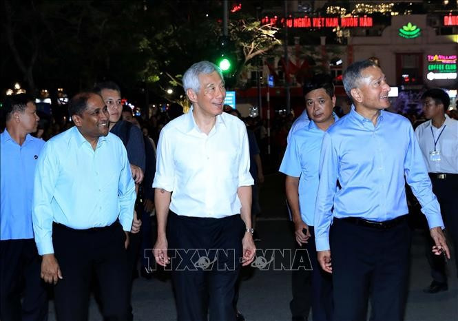 El primer ministro de Singapur, Lee Hsien Loong, disfruta de un paseo por la zona peatonal alrededor del lago Hoan Kiem. El primer ministro de Singapur, Lee Hsien Loong, disfruta de un paseo por la zona peatonal alrededor del lago Hoan Kiem.