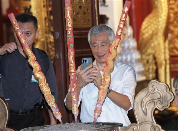 El primer ministro de Singapur, Lee Hsien Loong, toma fotos de los atractivos de Hanói. (Foto: VNA) El primer ministro de Singapur, Lee Hsien Loong, toma fotos de los atractivos de Hanói. (Foto: VNA)