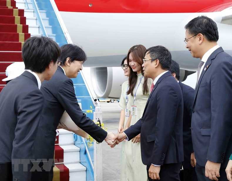El viceministro permanente de Asuntos Exteriores, Nguyen Minh Vu, recibe al príncipe japonés y su esposa Kiko en el aeropuerto internacional de Noi Bai. (Foto: An Dang/VNA) El viceministro permanente de Asuntos Exteriores, Nguyen Minh Vu, recibe al príncipe japonés y su esposa Kiko en el aeropuerto internacional de Noi Bai. (Foto: An Dang/VNA)
