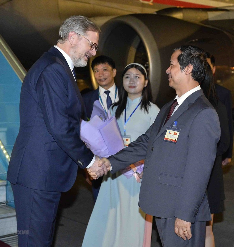 El ministro de Educación y Formación de Vietnam, Nguyen Kim Son recibe al primer ministro de la República Checa, Petr Fiala, en el aeropuerto internacional Noi Bai en Hanói.