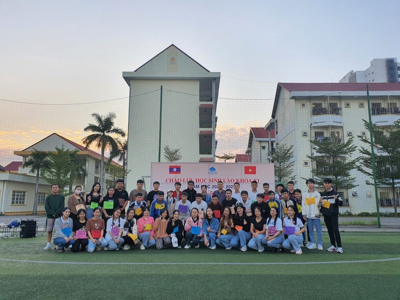 La Universidad de Ha Long recibe a estudiantes laosianos en el curso escolar 2022-2023. La Universidad de Ha Long recibe a estudiantes laosianos en el curso escolar 2022-2023.