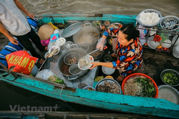 Los visitantes pueden disfrutar de pho (fideo de arroz con carne) y tomar café en el barco. (Fuente: Vietnam+)