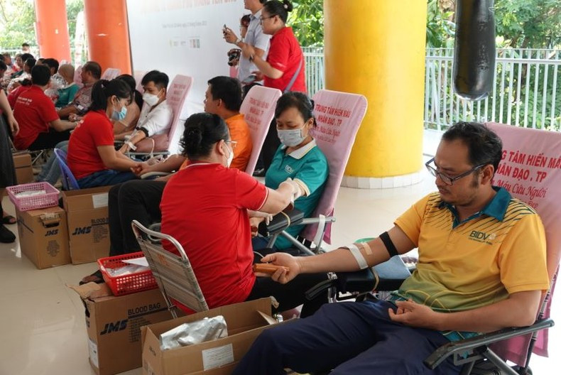 Gentes de Ciudad Ho Chi Minh participan en la campaña de donación de sangre.