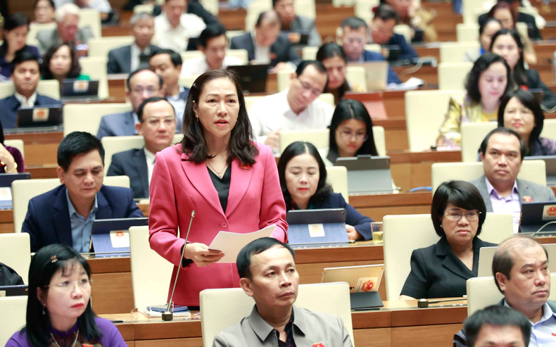 La delegada de la Asamblea Nacional en la provincia de Ben Tre Nguyen Thi Yen Nhi habla en el evento. La delegada de la Asamblea Nacional en la provincia de Ben Tre Nguyen Thi Yen Nhi habla en el evento.