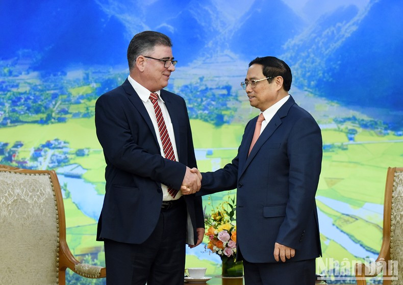 Para fortalecer la cooperación binacional en el futuro, Minh Chinh exhortó a ambas partes a continuar manteniendo el diálogo y el intercambio de delegaciones de alto nivel y entre ministerios, sectores, localidades y empresas. Para fortalecer la cooperación binacional en el futuro, Minh Chinh exhortó a ambas partes a continuar manteniendo el diálogo y el intercambio de delegaciones de alto nivel y entre ministerios, sectores, localidades y empresas.