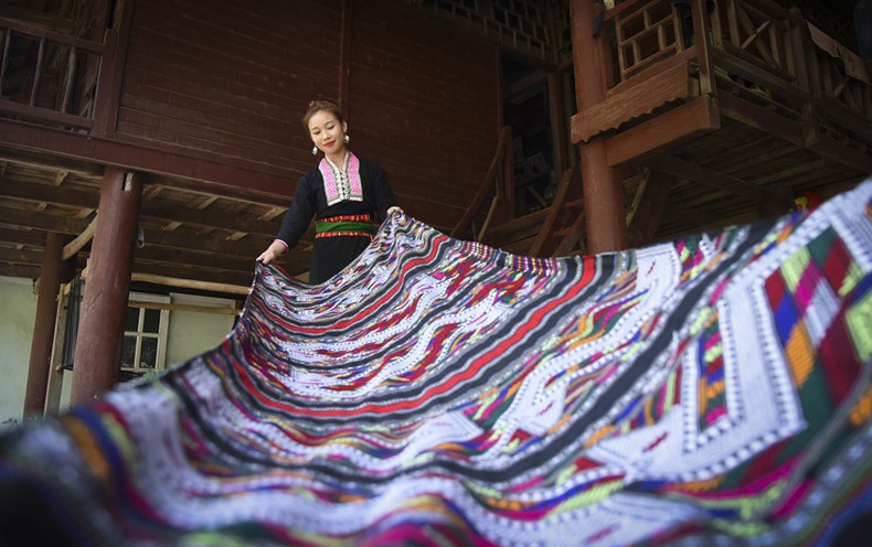 Para obtener la tela de brocado perfecta, los artesanos deben realizar muchos pasos manuales con herramientas rudimentarias. (Foto: VNA)