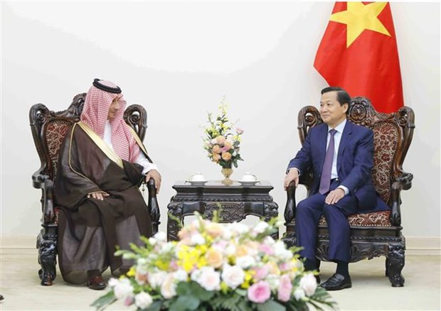 El viceprimer ministro vietnamita Le Minh Khai recibe en Hanói a Ahmed bin Aqeel-Khateeb, ministro de Turismo de Arabia Saudita (Fuente: VNA) El viceprimer ministro vietnamita Le Minh Khai recibe en Hanói a Ahmed bin Aqeel-Khateeb, ministro de Turismo de Arabia Saudita (Fuente: VNA)