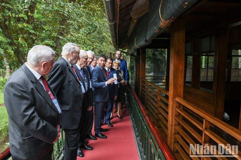 La delegación visitó la casa sobre pilotes del Tío Ho. La delegación visitó la casa sobre pilotes del Tío Ho.