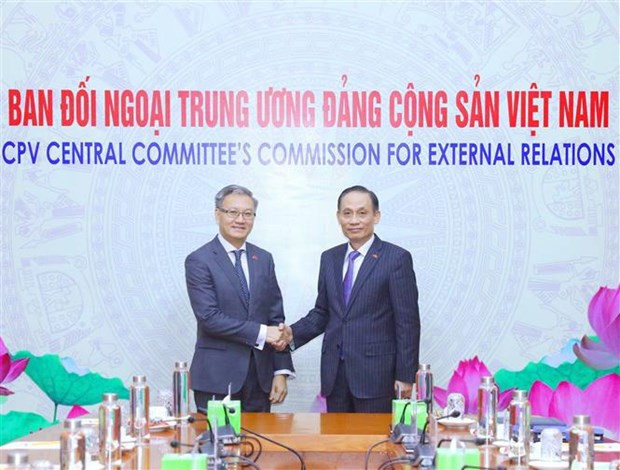 El miembro del Comité Central del Partido Comunista de Vietnam y jefe de su Comisión de Relaciones Exteriores, Le Hoai Trung, y su homólogo laosiano, Thoongsavanh Phomvihane (Fuente: VNA)