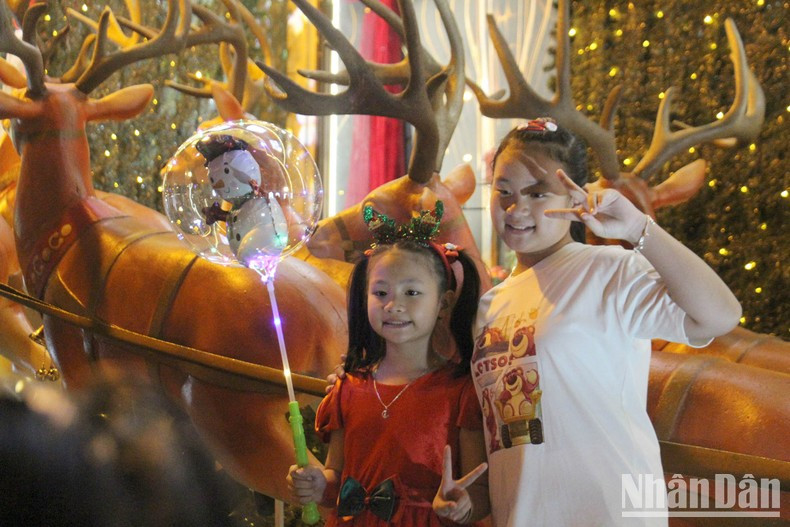 Una alegre atmósfera reina en las calles de la urbe sureña en víspera de la Navidad. Una alegre atmósfera reina en las calles de la urbe sureña en víspera de la Navidad.