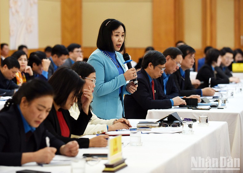 La representante de la Federación de Trabajadores de la provincia de Bac Ninh interviene en el evento. La representante de la Federación de Trabajadores de la provincia de Bac Ninh interviene en el evento.