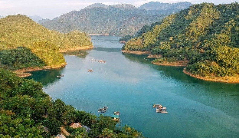 Además de varios sitios conocidos como Thung Nai, la cascada de Tu Son, la zona turística de Mai Chau, la cueva de Thac Ba, la valle Lung Van, el manantial de minerales de Kim Boi, la planta hidroeléctrica de Hoa Binh y el paso de Thung Khe, Hoa Binh también tiene Ba Khan, considerado la “Ha Long en miniatura”. (Foto: Vietnam +)