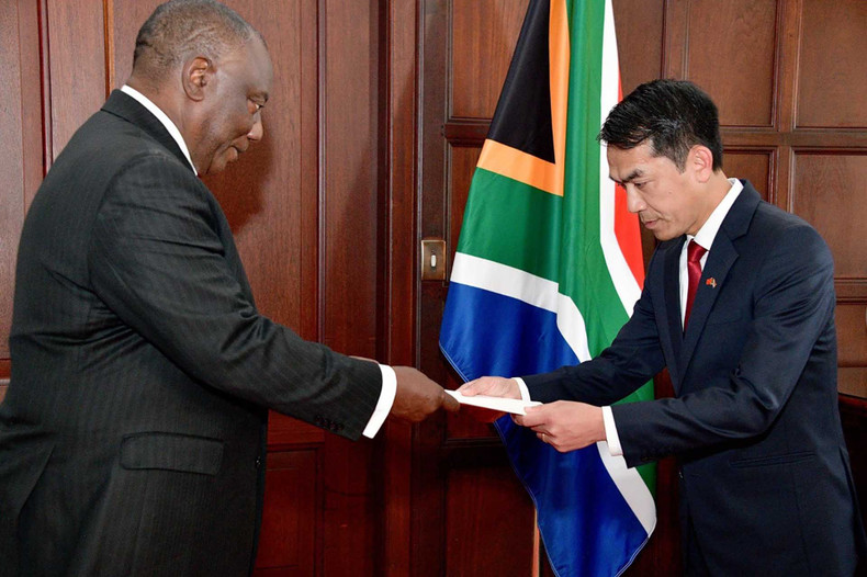El embajador de Vietnam en Sudáfrica, Hoang Sy Cuong, presenta cartas credenciales al presidente surafricano, Cyril Ramaphosa. El embajador de Vietnam en Sudáfrica, Hoang Sy Cuong, presenta cartas credenciales al presidente surafricano, Cyril Ramaphosa.
