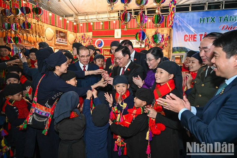 El ex secretario general Nong Duc Manh, el presidente de la Asamblea Nacional, Vuong Dinh Hue, con niños étnicos de Thai Nguyen. El ex secretario general Nong Duc Manh, el presidente de la Asamblea Nacional, Vuong Dinh Hue, con niños étnicos de Thai Nguyen.