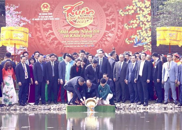 El presidente vietnamita, Nguyen Xuan Phuc, y los representantes de los vietnamitas en el extranjero liberaron carpas de acuerdo con las costumbres tradicionales en la ciudadela imperial de Thang Long (Fotografía: VNA)