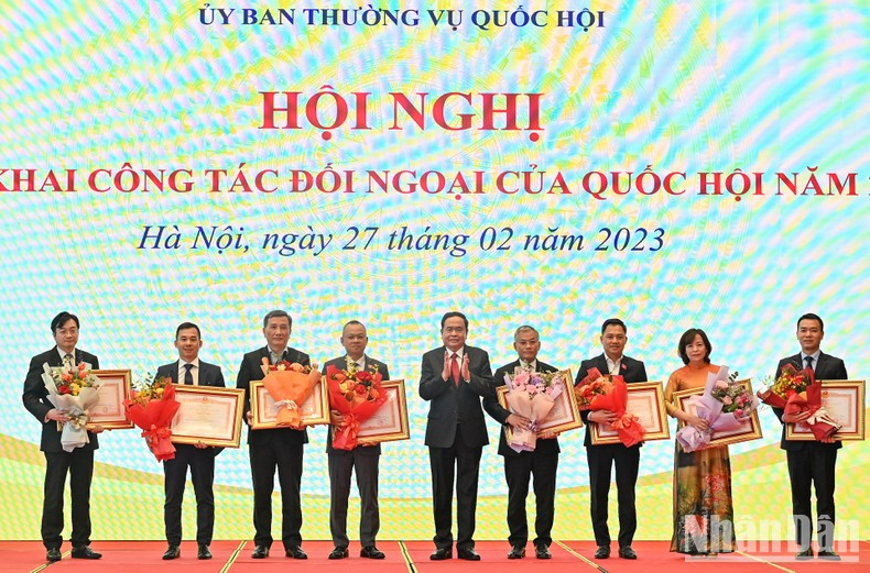 El vicepresidente de la AN, Tran Thanh Man entregó el Certificado de mérito del Primer Ministro a los colectivos e individuos destacados.