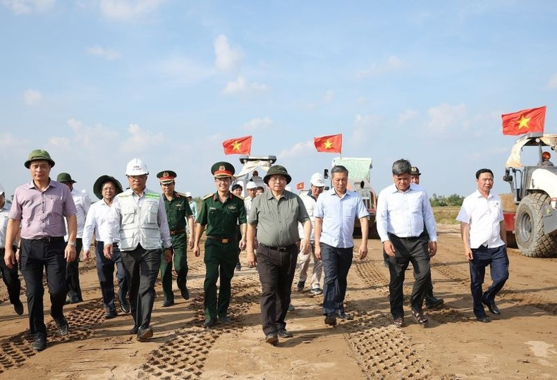 El premier Pham Minh Chinh, inspecciona la ejecución del proyecto en el tramo Hau Giang- Ca Mau. El premier Pham Minh Chinh, inspecciona la ejecución del proyecto en el tramo Hau Giang- Ca Mau.
