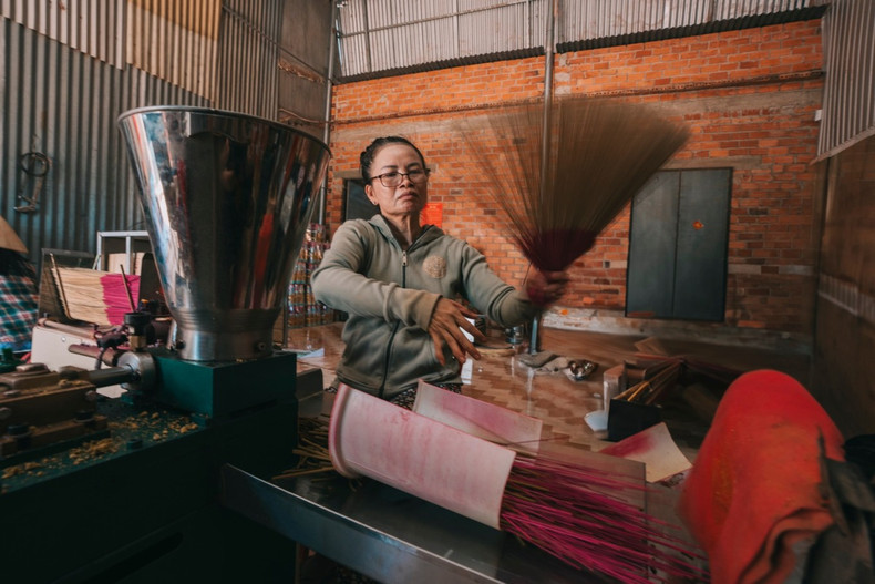 En un establecimiento de fabricación, el artesano selecciona y agita varitas de incienso para retirar las de calidad inferior. Las varillas de inciensos se hacen de bambú, se parten en trozos pequeños y se secan al sol durante muchos días para que sea más fácil pegarles el polvo. En un establecimiento de fabricación, el artesano selecciona y agita varitas de incienso para retirar las de calidad inferior. Las varillas de inciensos se hacen de bambú, se parten en trozos pequeños y se secan al sol durante muchos días para que sea más fácil pegarles el polvo.