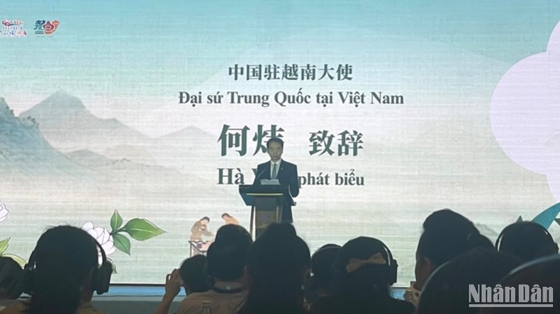 El embajador de China en Vietnam, He Wei, habla en el acto.