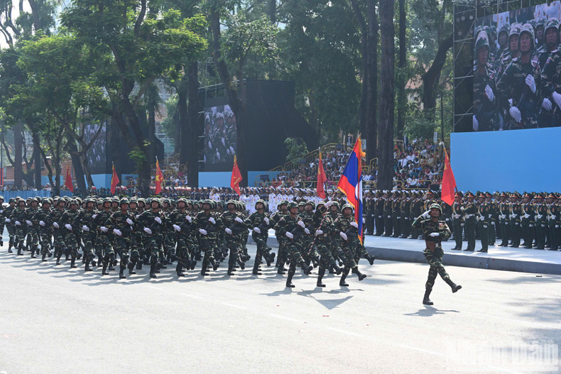 La formación del Ejército Popular de Laos está en marcha. La formación del Ejército Popular de Laos está en marcha.