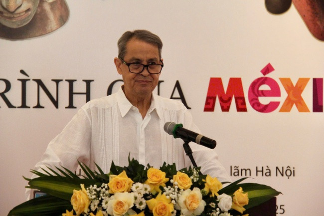 El embajador de México en Vietnam, Alejandro Negrín, toma la palabra en el acto de inauguración de la exposición. El embajador de México en Vietnam, Alejandro Negrín, toma la palabra en el acto de inauguración de la exposición.