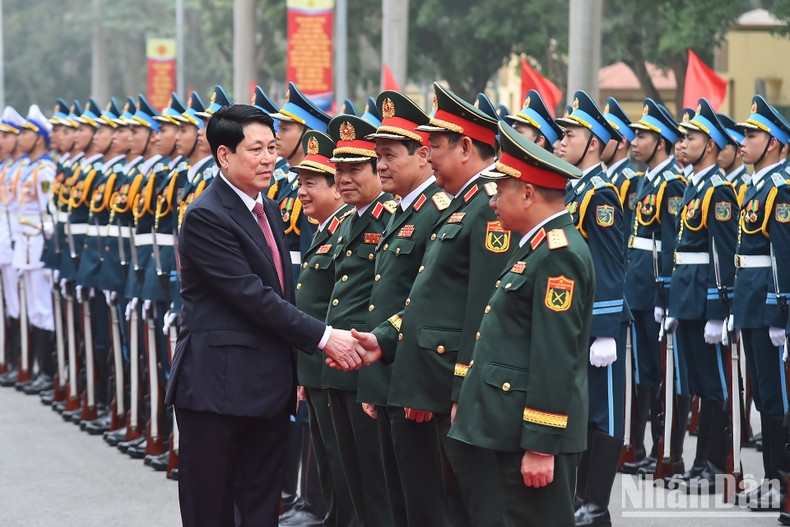 El presidente vietnamita saluda a los dirigentes del Ministerio de Defensa. El presidente vietnamita saluda a los dirigentes del Ministerio de Defensa.