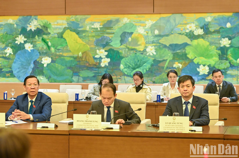 Delegados vietnamitas acuden a la reunión.