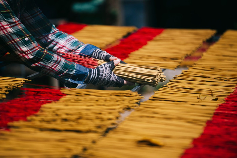 Le Ngan Tam, dueña de un establecimiento de fabricación, dijo que la producción de incienso también puede realizarse con máquinaz, lo que permite crear diseños más bonitos y mejorar la productividad. Le Ngan Tam, dueña de un establecimiento de fabricación, dijo que la producción de incienso también puede realizarse con máquinaz, lo que permite crear diseños más bonitos y mejorar la productividad.