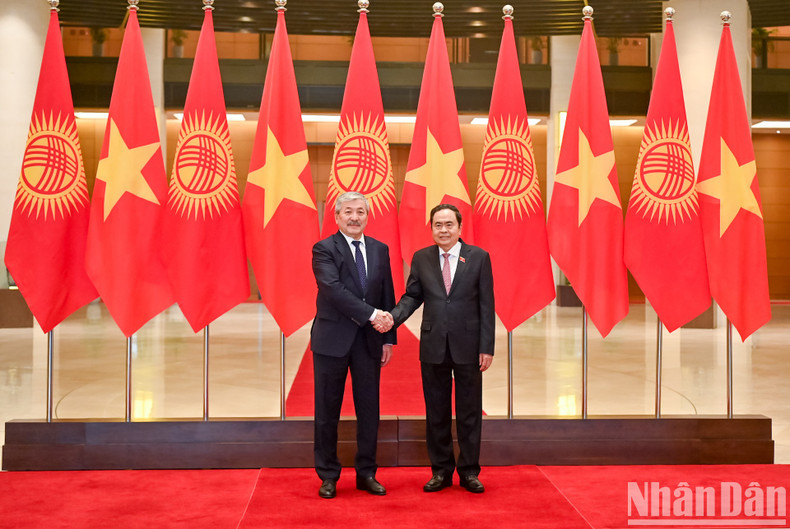 El presidente de la ANV, Tran Thanh Man, y el premier de Kirguistán, Adylbek Kasimalyev.