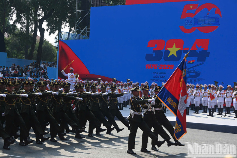 La formación del Ejército Real de Camboya en la marcha. La formación del Ejército Real de Camboya en la marcha.