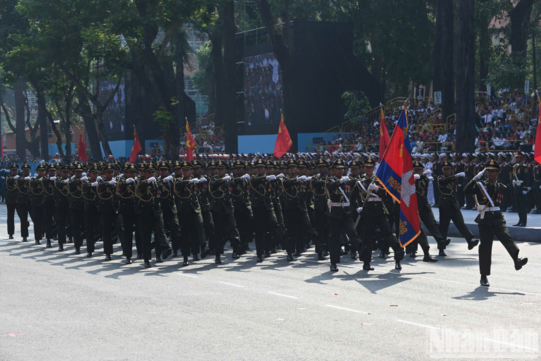 La formación del Ejército Real de Camboya en la marcha. La formación del Ejército Real de Camboya en la marcha.