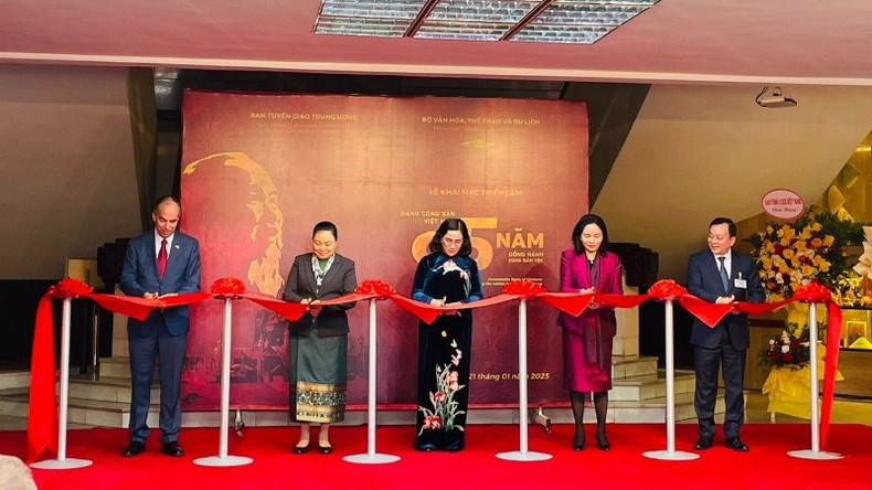 Delegados cortan la cinta de apertura.