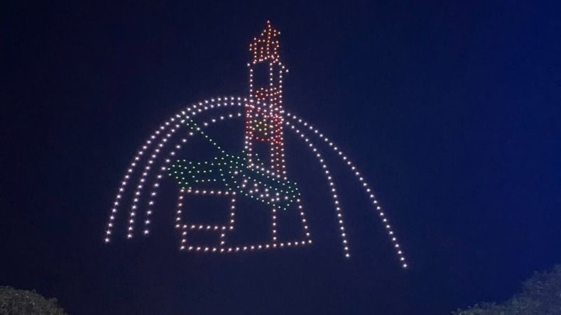 Los drones dibujan en el cielo la silueta de la fortaleza de Buon Ma Thuot. Los drones dibujan en el cielo la silueta de la fortaleza de Buon Ma Thuot.