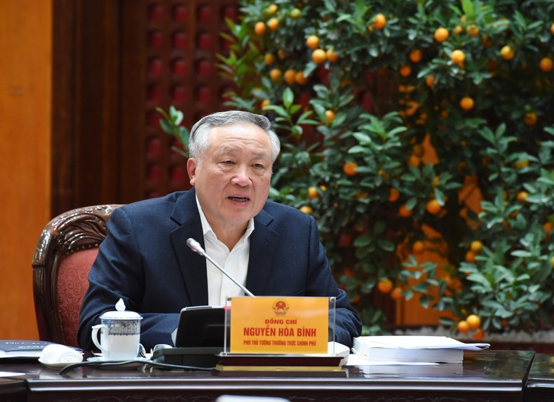 El viceprimer ministro pernamente Nguyen Hoa Binh presenta su opinión. El viceprimer ministro pernamente Nguyen Hoa Binh presenta su opinión.