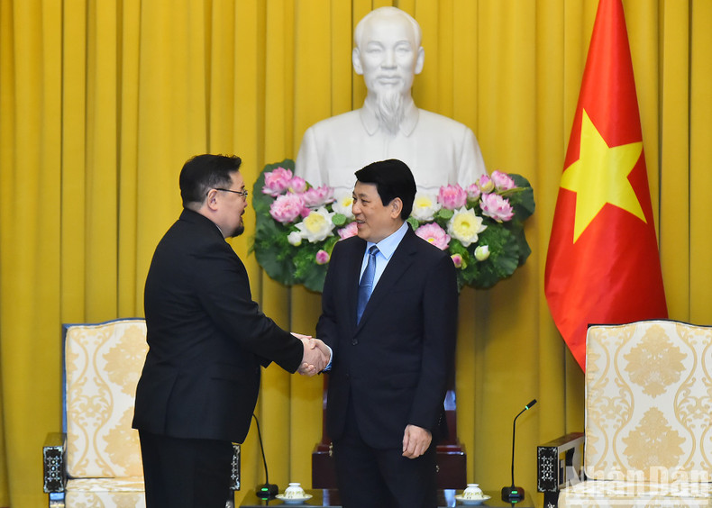 El jefe el Estado de Vietnam, Luong Cuong, recibe al presidente de la Oficina Presidencial de Mongolia, Gombojav Zandanshatar. El jefe el Estado de Vietnam, Luong Cuong, recibe al presidente de la Oficina Presidencial de Mongolia, Gombojav Zandanshatar.