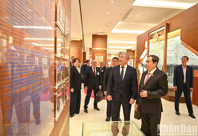 Los dos mandatarios visitan la Sala de Tradicción de la ANV.