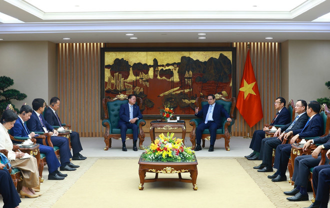 El primer ministro de Vietnam, Pham Minh Chinh, recibe al viceprimer ministro de Camboya, Neth Savoeun. (Fuente: VNA)