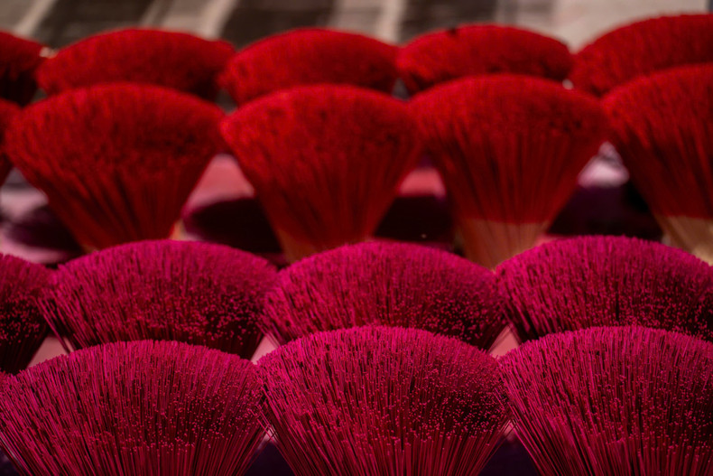 Las varillas de incienso están teñidas de dos colores tradicionales: rojo y rosa. Las varillas de incienso están teñidas de dos colores tradicionales: rojo y rosa.