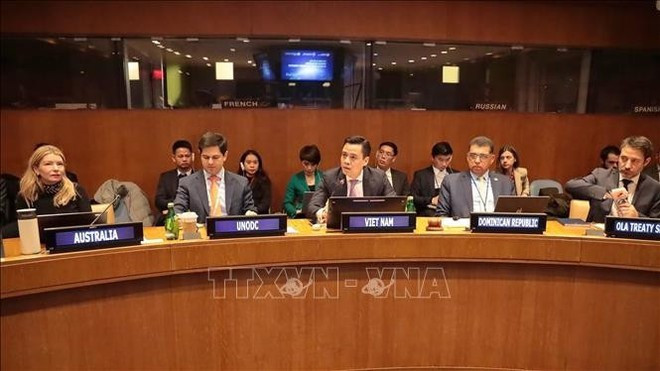 El embajador Dang Hoang Giang (centro), jefe de la delegación permanente vietnamita, habla en el taller. (Foto: VNA)