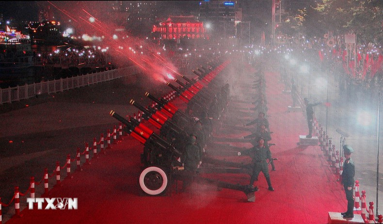 La ceremonia de disparo de salvas de cañón al saludar la bandera nacional.