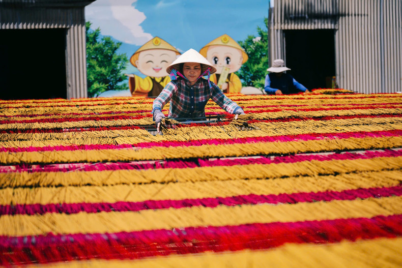 Los pasos para elaborar inciensos son iguales en todos los establecimientos, pero la proporción de polvo es un secreto de cada uno para crear su aroma propio. Los inciensos se secan bajo el sol y se recogen antes del ocaso porque el rocío de la noche puede humedecerlos. Los pasos para elaborar inciensos son iguales en todos los establecimientos, pero la proporción de polvo es un secreto de cada uno para crear su aroma propio. Los inciensos se secan bajo el sol y se recogen antes del ocaso porque el rocío de la noche puede humedecerlos.