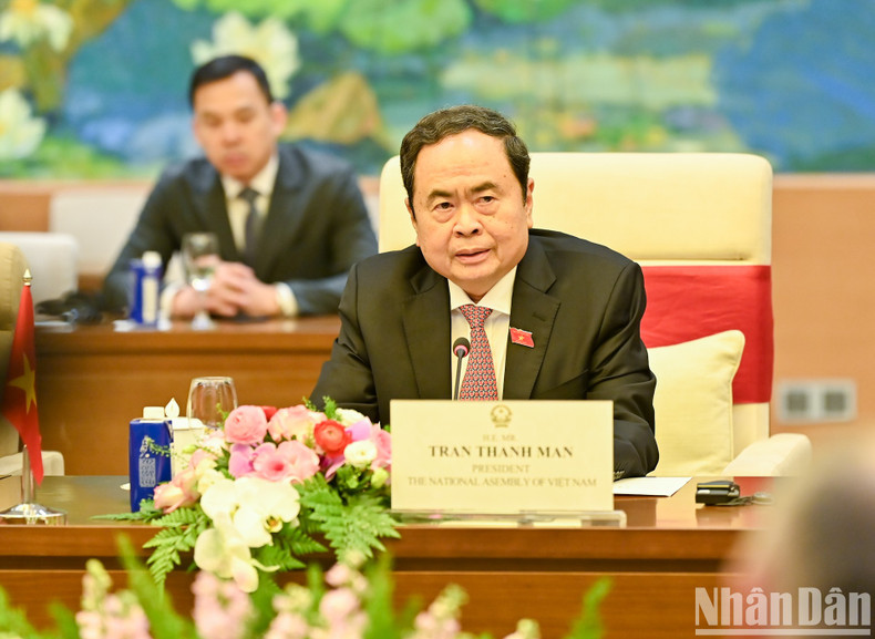 El presidente de la ANV, Tran Thanh Man, da bienvenida al premier de Kirguistán, Adylbek Kasimalyev.