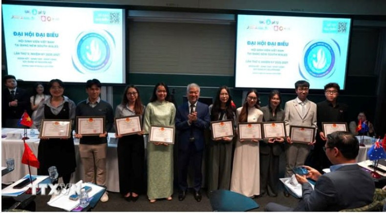 Jóvenes vietnamitas que cursan estudios en Australia reciben el certificado de mérito del Consulado General de Vietnam en Sídney. (Foto: VNA) Jóvenes vietnamitas que cursan estudios en Australia reciben el certificado de mérito del Consulado General de Vietnam en Sídney. (Foto: VNA)